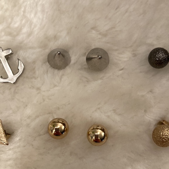 2/$20 LOT of Stud Earrings - Picture 3 of 4